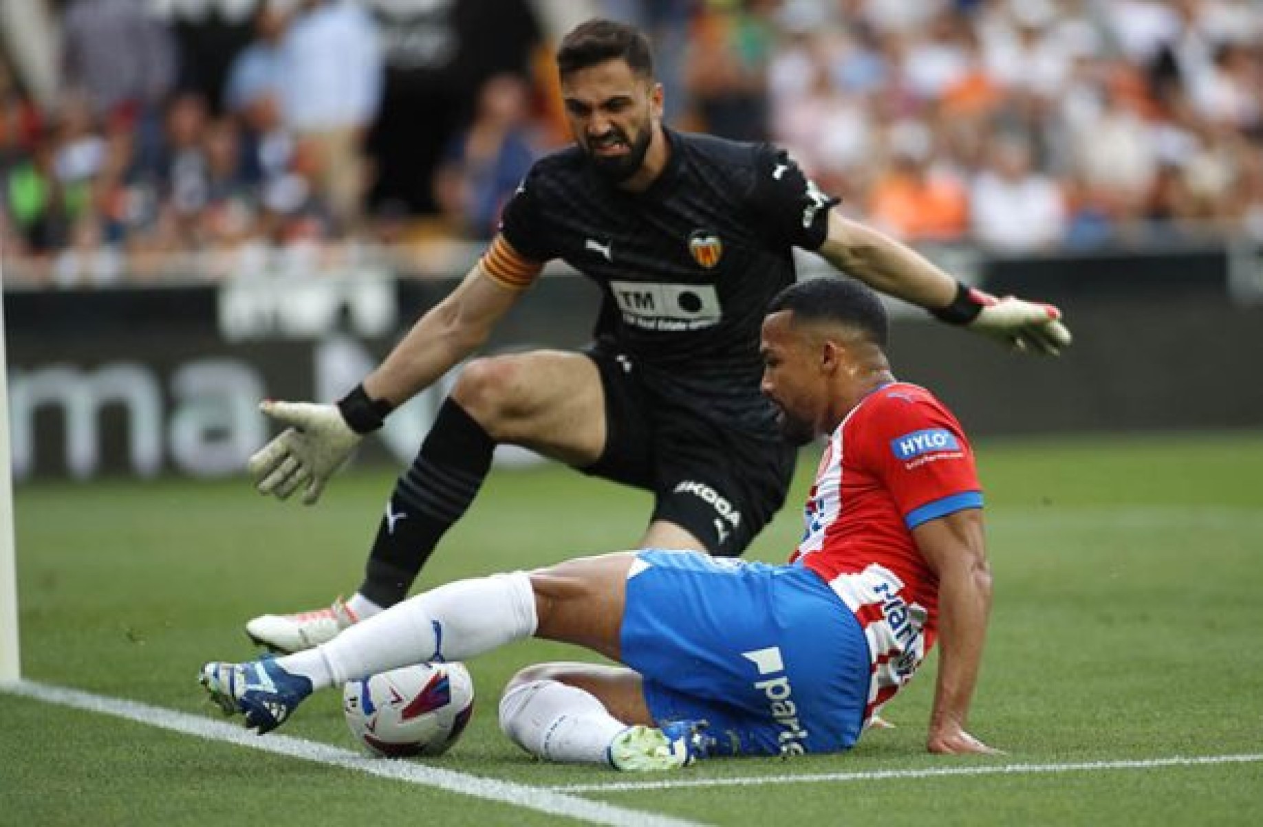 Giorgi Mamardashvili em ação com a camisa do Valencia  -  (crédito:  - Foto: Jaime Reina/AFP via Getty Images)