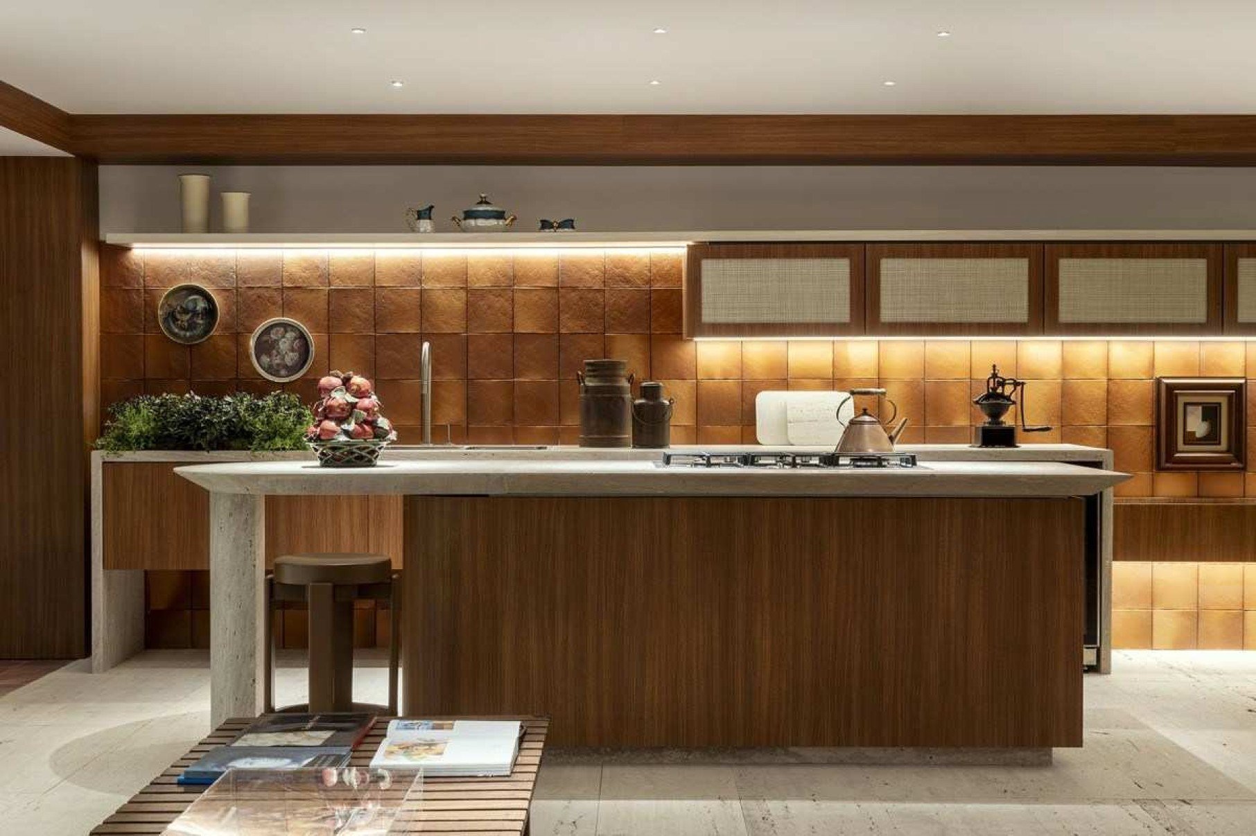 O tom de madeira quente foi escolhido por Mariana para trazer aconchego