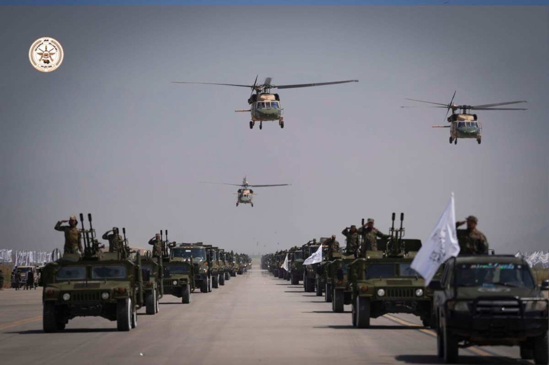 Veículos blindados dos EUA em desfile militar do Talibã na base área de Bagram Veículos blindados dos EUA em desfile militar do Talibã na base área de Bagram