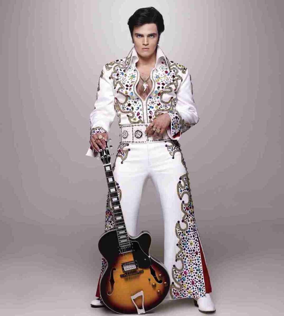 Daniel Haidar, ator e cantor, vive Elvis jovem