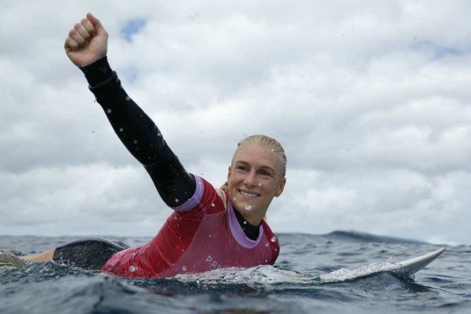 A brasileira Tatiana Weston-Webb reage após as semifinais do surf feminino, durante os Jogos Olímpicos de Paris 2024, em Teahupo'o, na ilha do Taiti, na Polinésia Francesa, em 5 de agosto de 2024.