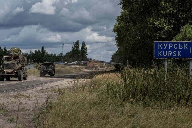 Imagens compartilhadas nas redes sociais parecem mostrar soldados ucranianos erguendo sua bandeira nacional em Guevo, na região de Kursk, em 11 de agosto -  (crédito: Donbas_Operativnyi/Telegram via Reuters)