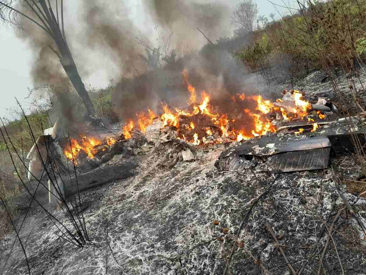 Avião caiu na manhã desta quinta-feira (15/8) em uma área de mata -  (crédito: Divulgação/PJC)