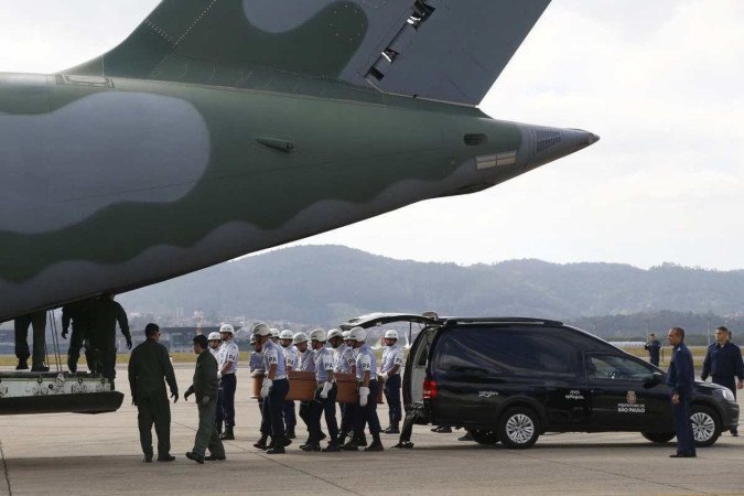 Queda de avião em Vinhedo (SP) matou 62 pessoas na última sexta-feira (9/8) -  (crédito: MIGUEL SCHINCARIOL / AFP)