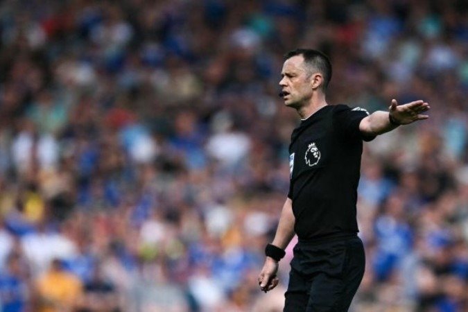 Árbitro Stuart Attwell em ação na Premier League 2023/24 - (crédito: Foto: Paul Ellis/AFP via Getty Images) Árbitro Stuart Attwell em ação na Premier League 2023/24 - (crédito: Foto: Paul Ellis/AFP via Getty Images)