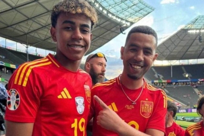 Yamal e Nasraoui com a camisa da Espanha: jovem é uma das estrelas da Fúria e brilhou, sobretudo, na Eurocopa -  (crédito: Foto: Divulgação)