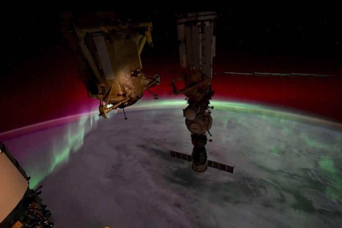 A aurora boreal ocorre por causa da interação de partículas solares com o campo magnético da Terra -  (crédito: Divulgação/Nasa/Matthew Dominick)