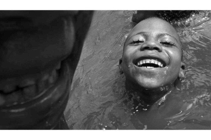  Children play and have fun in the river at S..o Raimundo Quilombo in Alc..ntara, Maranh..o, Northeast Brazil. A quilombo is a Brazilian hinterland settlement founded by people of African origin. Most of the inhabitants of quilombos were escaped former slaves and, in some cases, a minority of marginalised non-slave Brazilians that faced oppression during colonization.. Bem querer: O olhar terno de Ripper — FOTO BSB  - III Festival de Fotojornalismo de Brasília
Exposição de João Ripper. Abertura amanhã, às 19h, no Espaço Cultural Ary Barroso (Sesc 504 Sul).Visitação até 31 de setembro, de segunda a sexta, das 9h às 20h.

    
