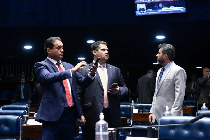 O presidente da CCJ, Davi Alcolumbre (no centro da foto), também defendeu a proposta e criticou ter sido batizada de PEC da Anistia

 -  (crédito: Jefferson Rudy/Agência Senado)