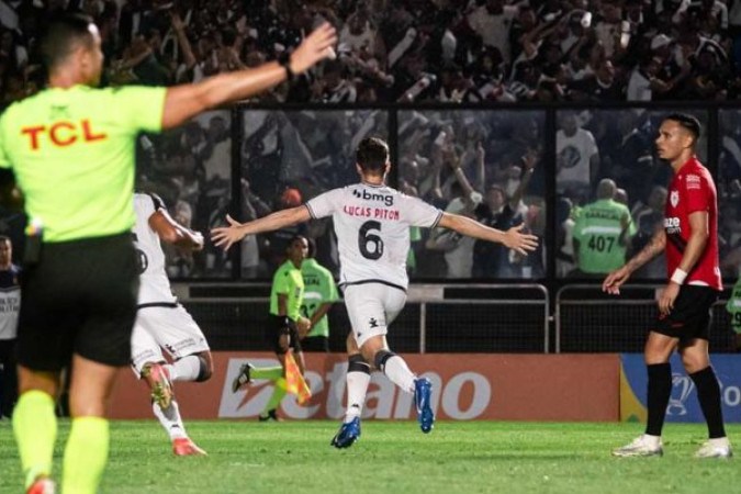 Lucas Piton comemora gol contra o Atlético-GO; jogador deve voltar ao Vasco -  (crédito: Foto: Leandro Amorim/Vasco)