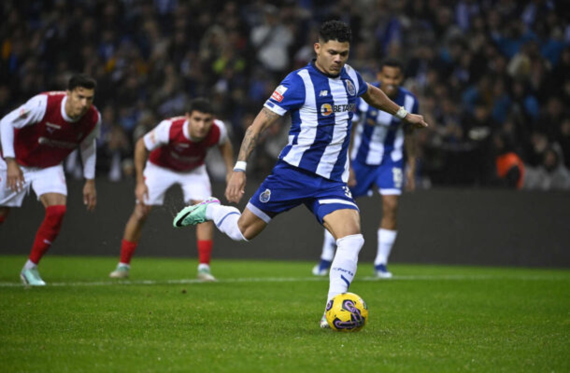 Evanilson em ação com a camisa do Porto, de Portugal, antes de acertar com o clube inglês -  (crédito: - Foto: Miguel Ripoa/AFP via Getty Images)