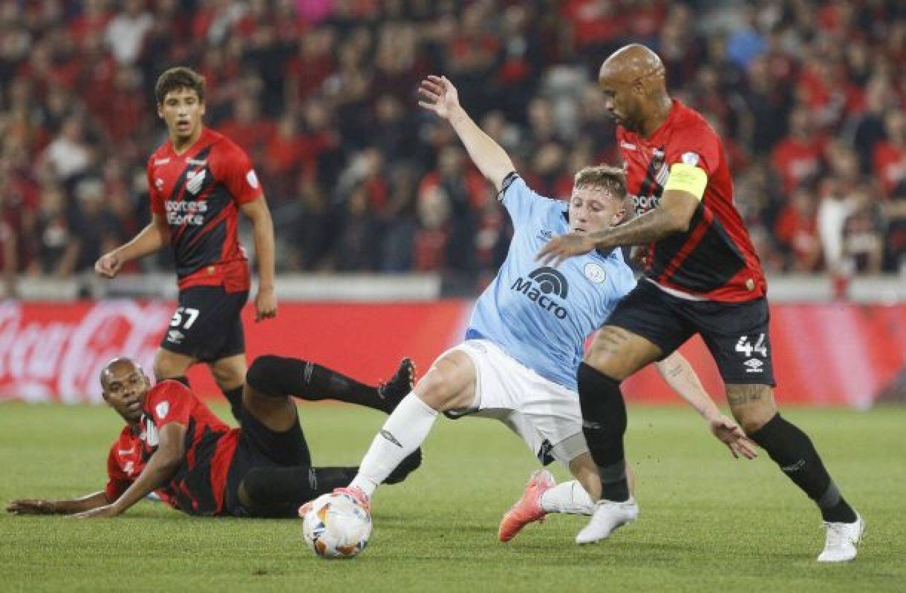 Athletico supera gol relâmpago, vira sobre o Belgrano e abre vantagem na Sula