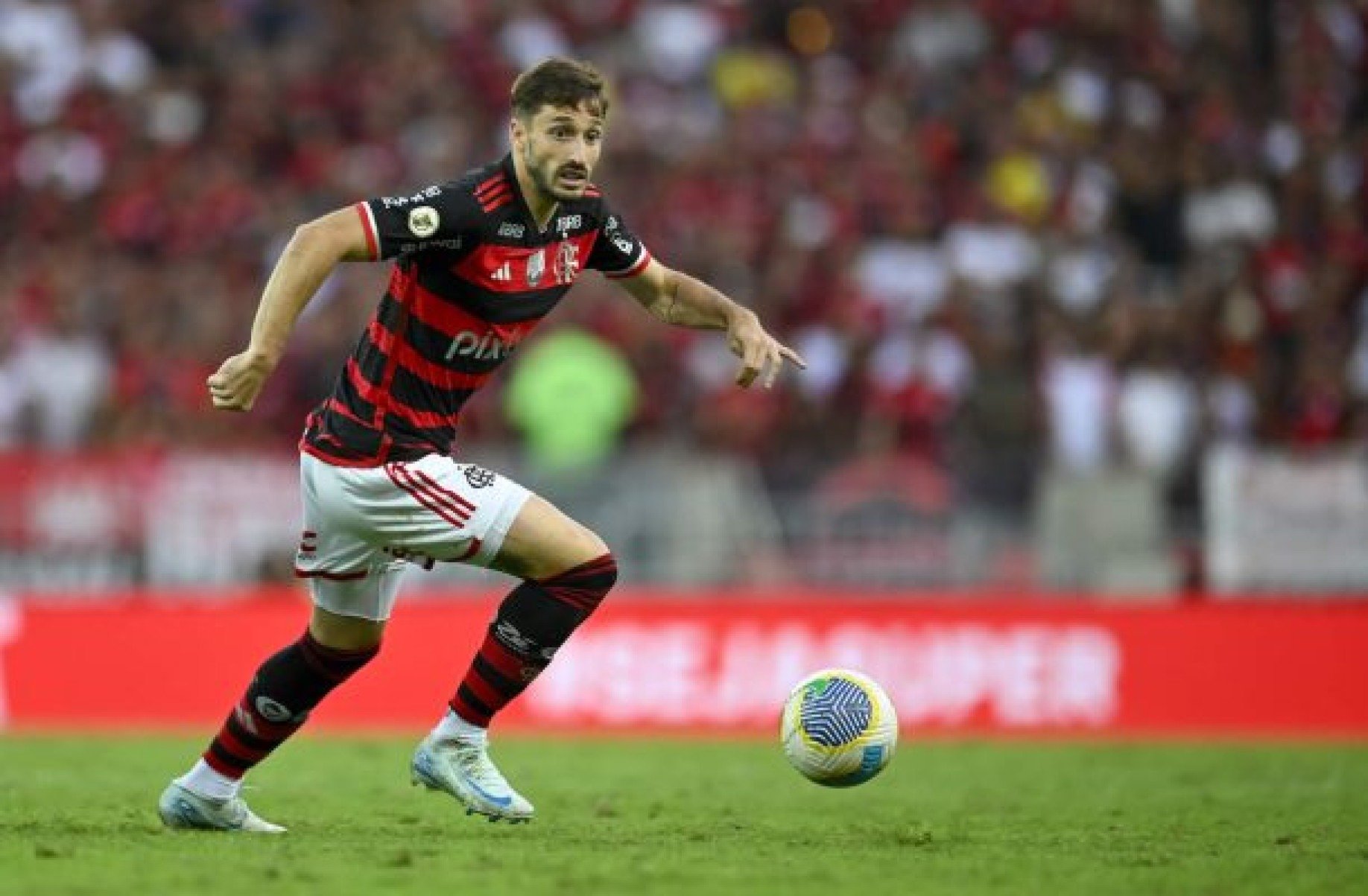 Viña, do Flamengo, passa por cirurgia e fica fora da temporada
