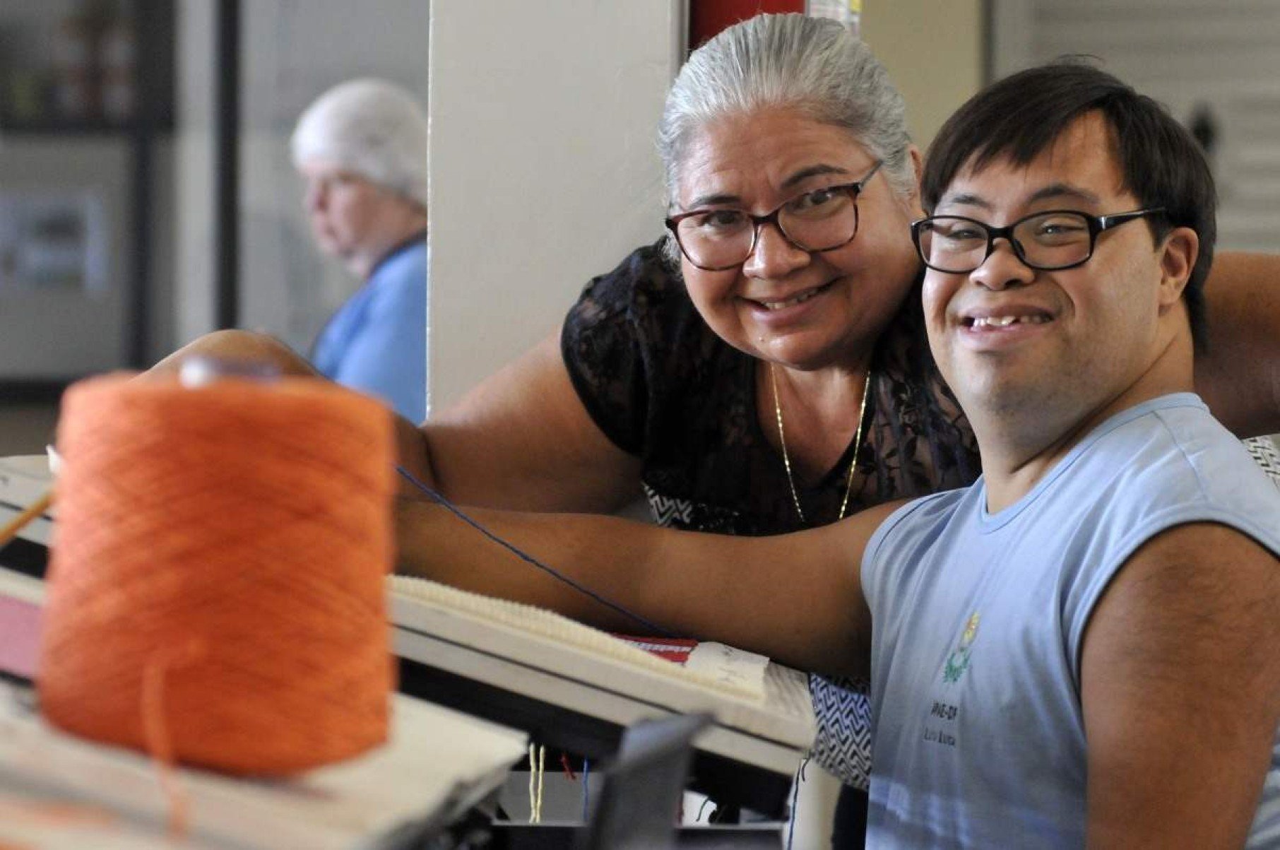 15/08/2024. Crédito: Minervino Júnior/CB/D.A Press. Brasil.  Brasilia - DF. Oficina de cursos sociais e profissionalizantes da APAE DF. Laene Franco e seu filho Luan Franco.