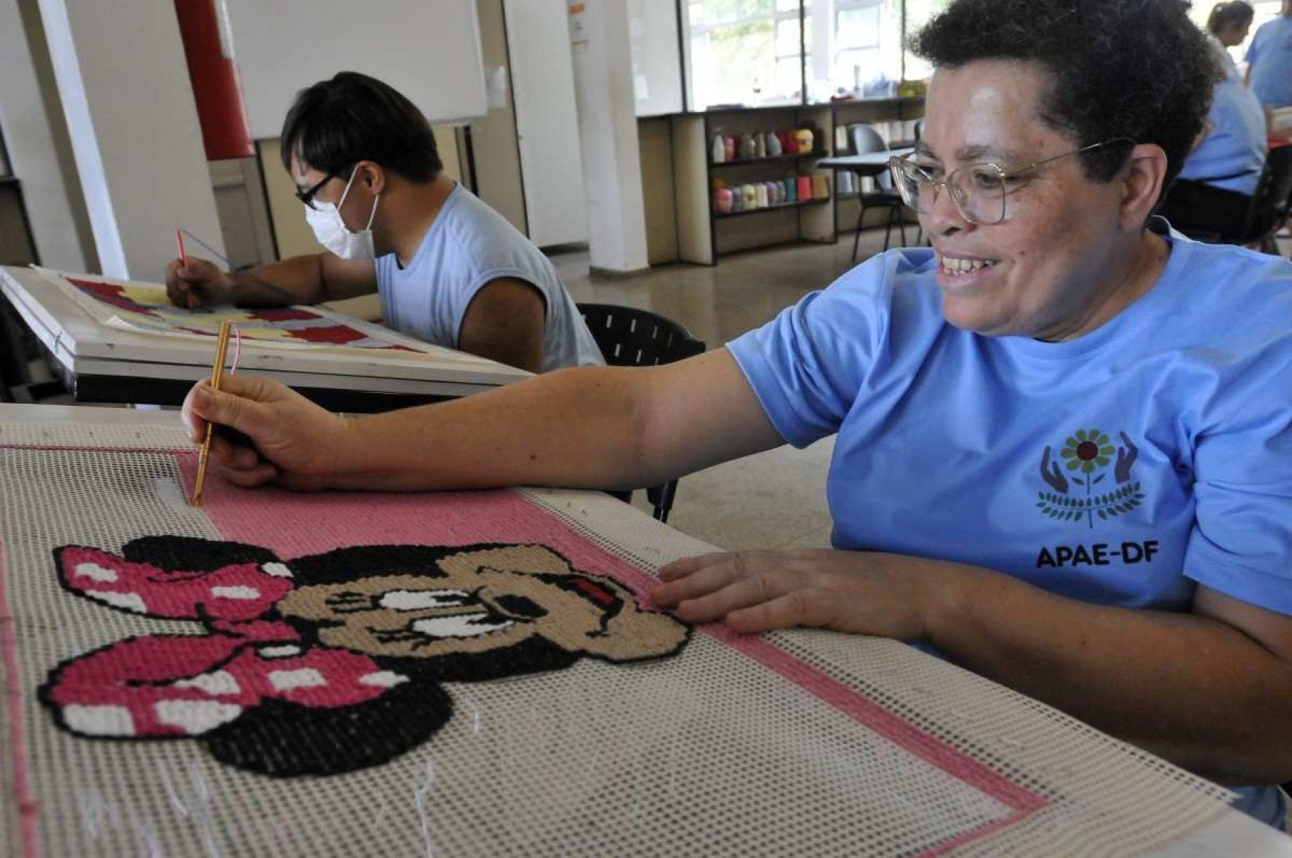 Atividades manuais desenvolvem habilidades e ensinam uma profissão