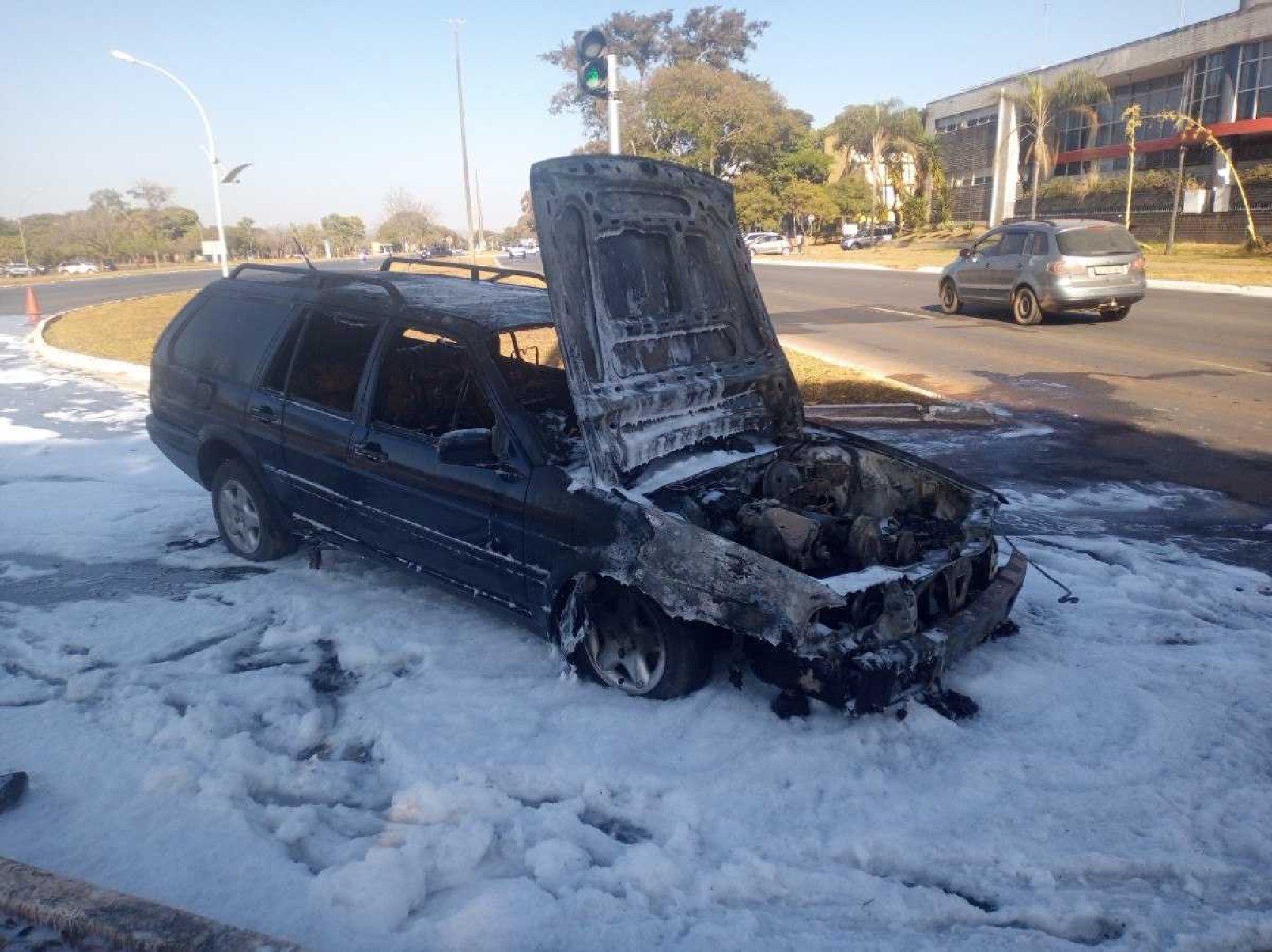 Carro pega fogo na L2 Sul, na altura da SQS 410, e fica destruído 