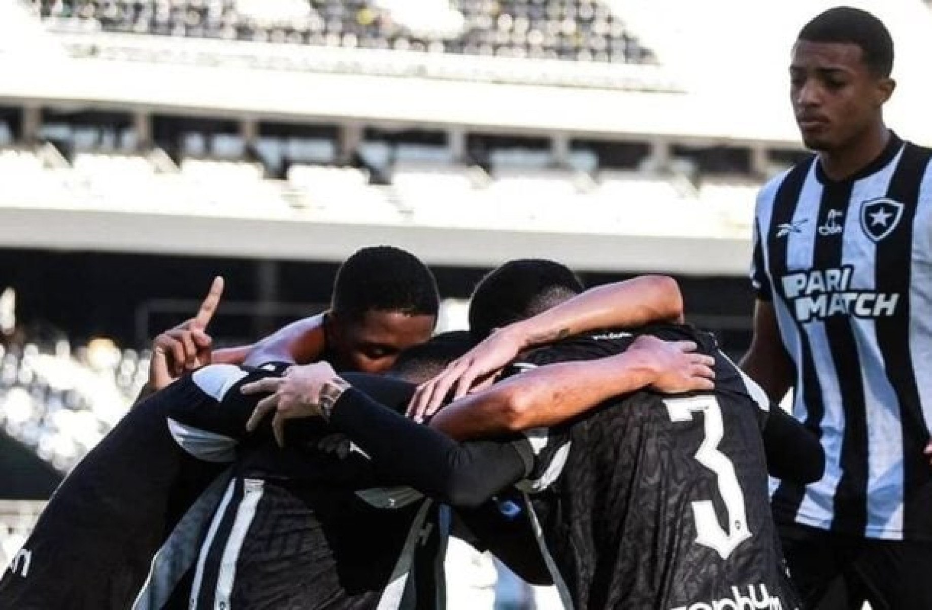 Time alvinegro comemorando um dos gols -  (crédito: Foto: Arthur Barreto/Botafogo)