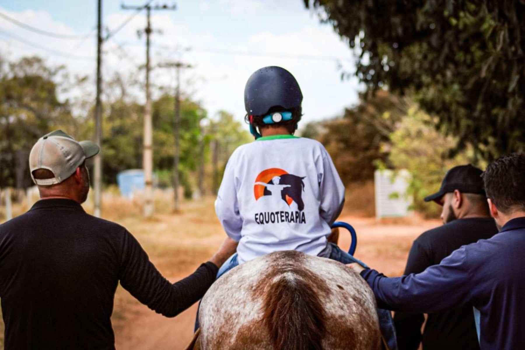 A equoterapia ajuda fisicamente crianças com Síndrome de Down.