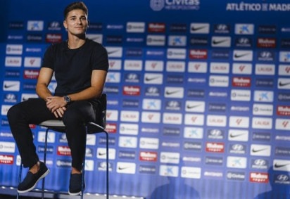 Julián Álvarez em sua apresentação como reforço do Atlético de Madrid  -  (crédito: - Foto: Divulgação / Atletico de Madrid)