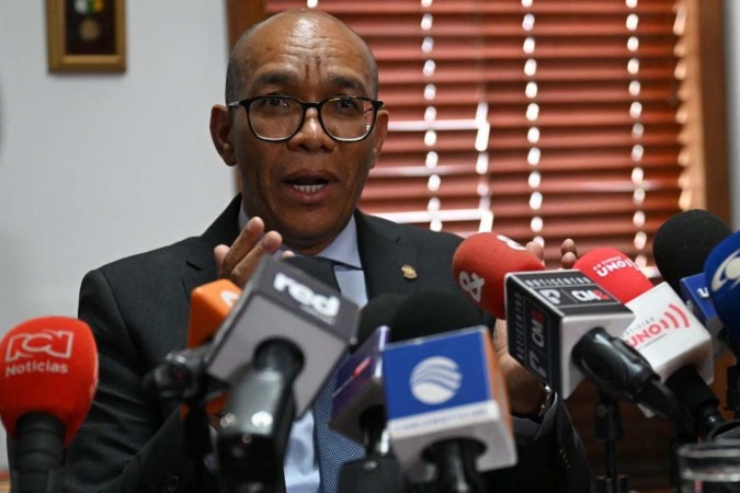  The President of the Supreme Court of Justice, magistrate Gerson Chaverra, speaks during a press conference after an alleged plan to attack the Palace of Justice became known, authorities said, in Bogota on August 16, 2024. Colombian police discovered explosives and plans for an alleged plot to attack the headquarters of the Supreme Court of Justice in Bogota, the president of that court denounced on August 16.  (Photo by Raul ARBOLEDA / AFP)       -  (crédito: Raul ARBOLEDA / AFP)