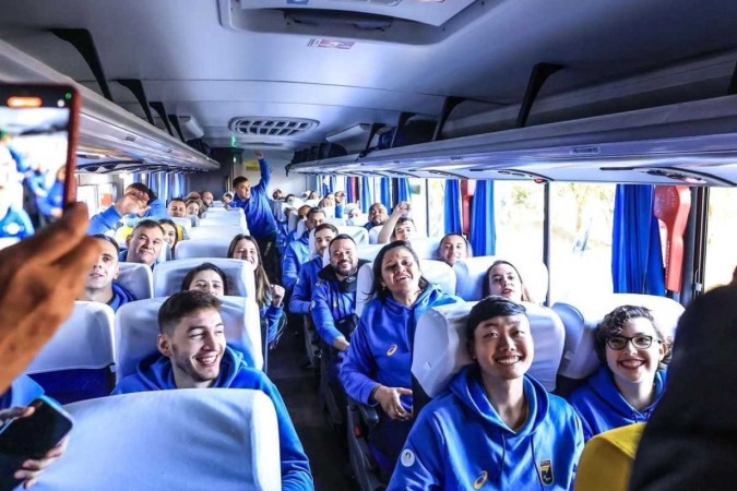 Atletas paralímpicos no ônibus em direção ao aeroporto -  (crédito: Reprodução / Instagram / @brasilparalimpico)