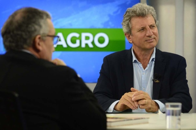 Clenio Pillon, diretor-executivo de pesquisa da Embrapa, e Jorge Duarte (de óculos), organizador do livro Brasil em 50 alimentos, em entrevista ao CB.Agro -  (crédito:  Marcelo Ferreira/CB/D.A Press)