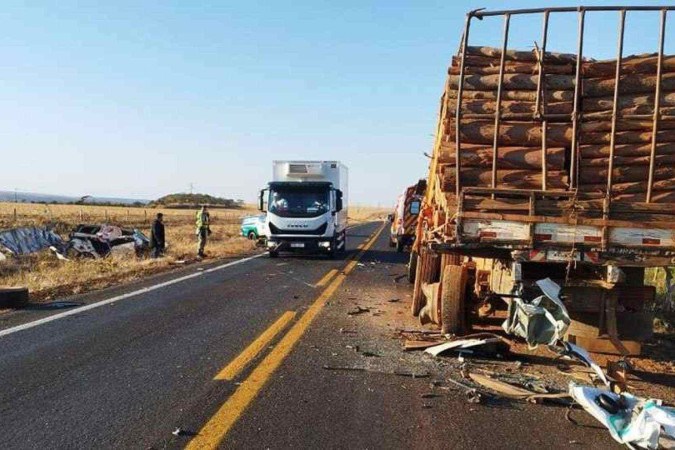 O caminhão e os veículos envolvidos ficaram sob a custódia das autoridades até a chegada do IML, que cuidará da identificação das vítimas e da perícia final -  (crédito: Divulgação/Corpo de Bombeiros de Planaltina de Goiás)