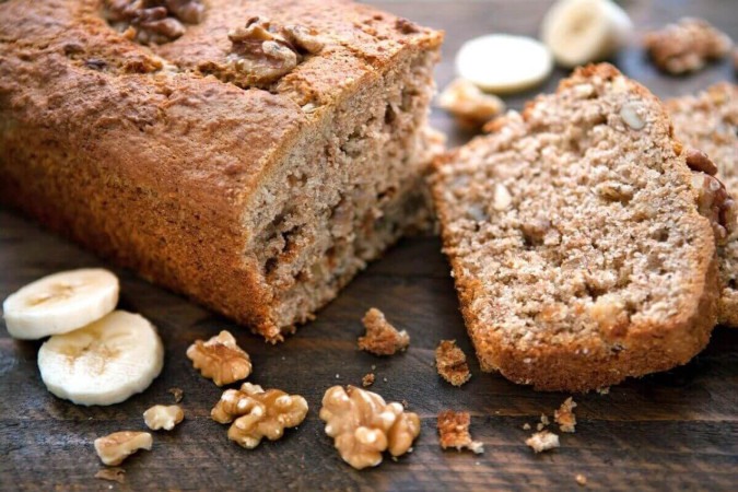 Bolo de banana com nozes (Imagem: Claire Fraser Photography | Shutterstock) -  (crédito: Edicase)