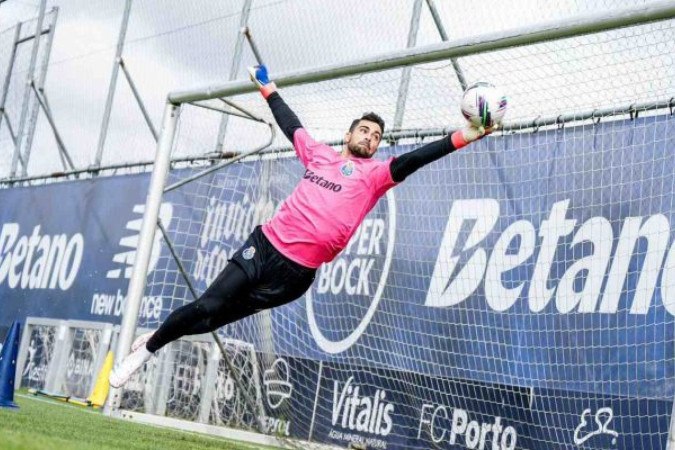 Diogo Costa treina durante um treino do Porto. Goleiro é o capitão portista -  (crédito: Foto: Divulgação/Porto)