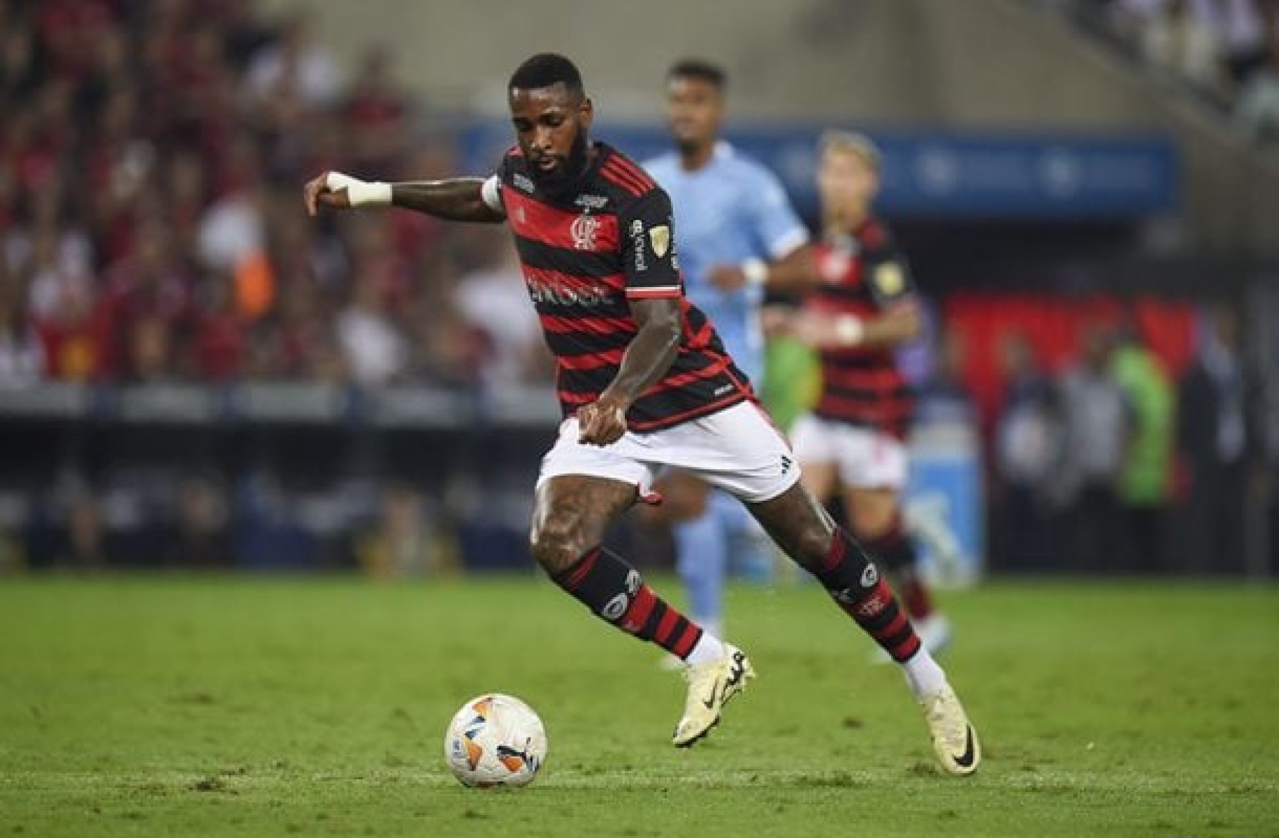 Gerson leva a bola durante o jogo entre Flamengo e Bolívar -  (crédito: Foto: Marcelo Cortes/Flamengo)