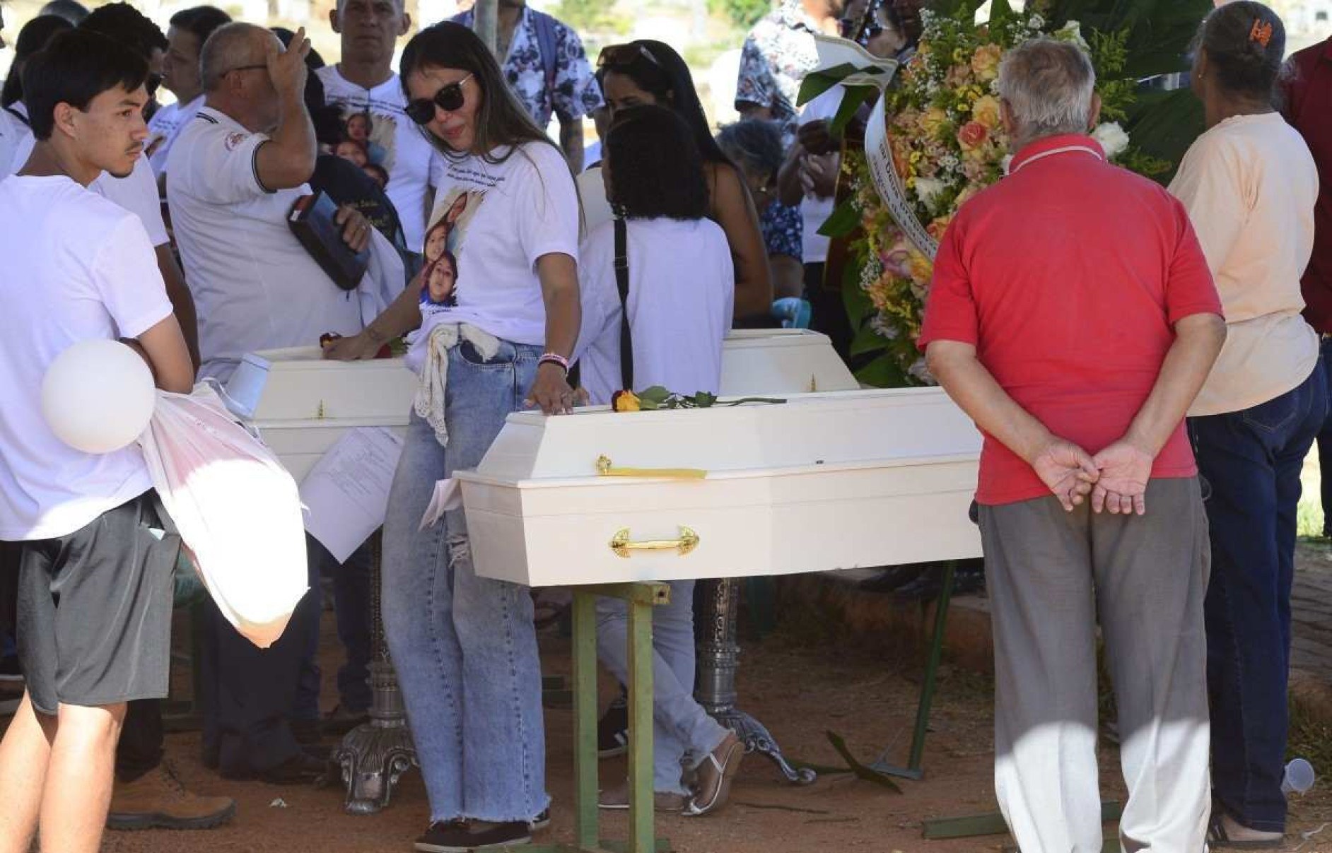  17/08/2024 Crédito: Marcelo Ferreira/CB/D.A Press. Brasil. Brasília - DF -  Cimetério Campo da Esperança de Planaltina- DF. Enterro das cinco vítimas do incêncio em um barraco no bairro de Nossa Senhora de Fátima no Arapoanga.