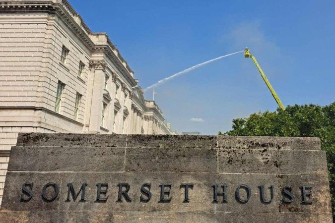 Incêndio atinge telhado do Somerset House -  (crédito:  AFP)