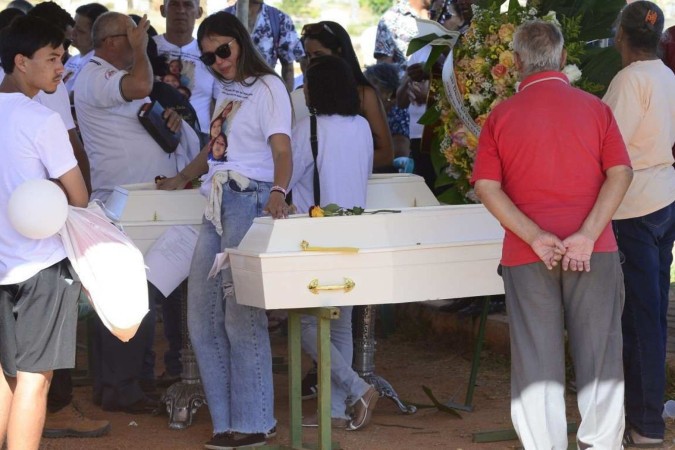 Alguns familiares chegaram a passar mal devido ao calor e às fortes emoções -  (crédito:  Marcelo Ferreira/CB/D.A Press)