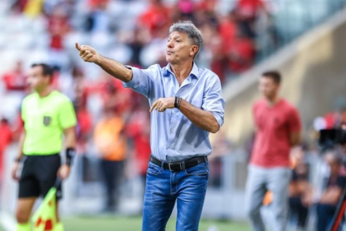 Renato Gaúcho na beira de campo na partida entre Grêmio e Bahia -  (crédito: LUCAS UEBEL/GREMIO FBPA)