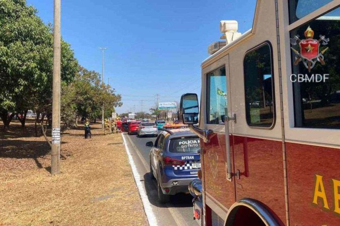 Um motorista foi transportado ao hospital  -  (crédito: Divulgação/CBMDF)