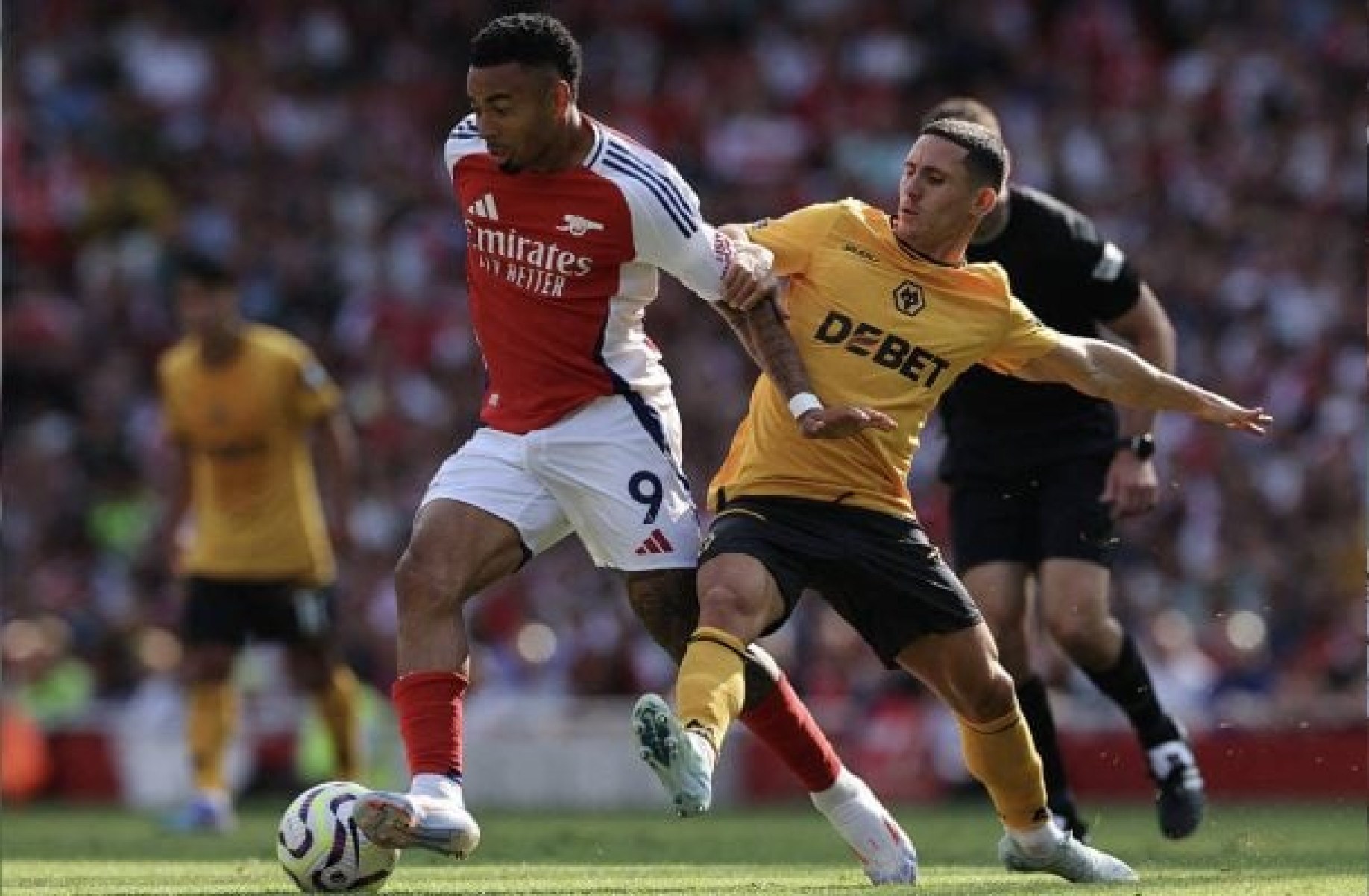 Momento em que Gabriel Jesus foi apalpado no duelo entre Arsenal e Wolverhampton pela Premier League -  (crédito: Foto: Reprodução)