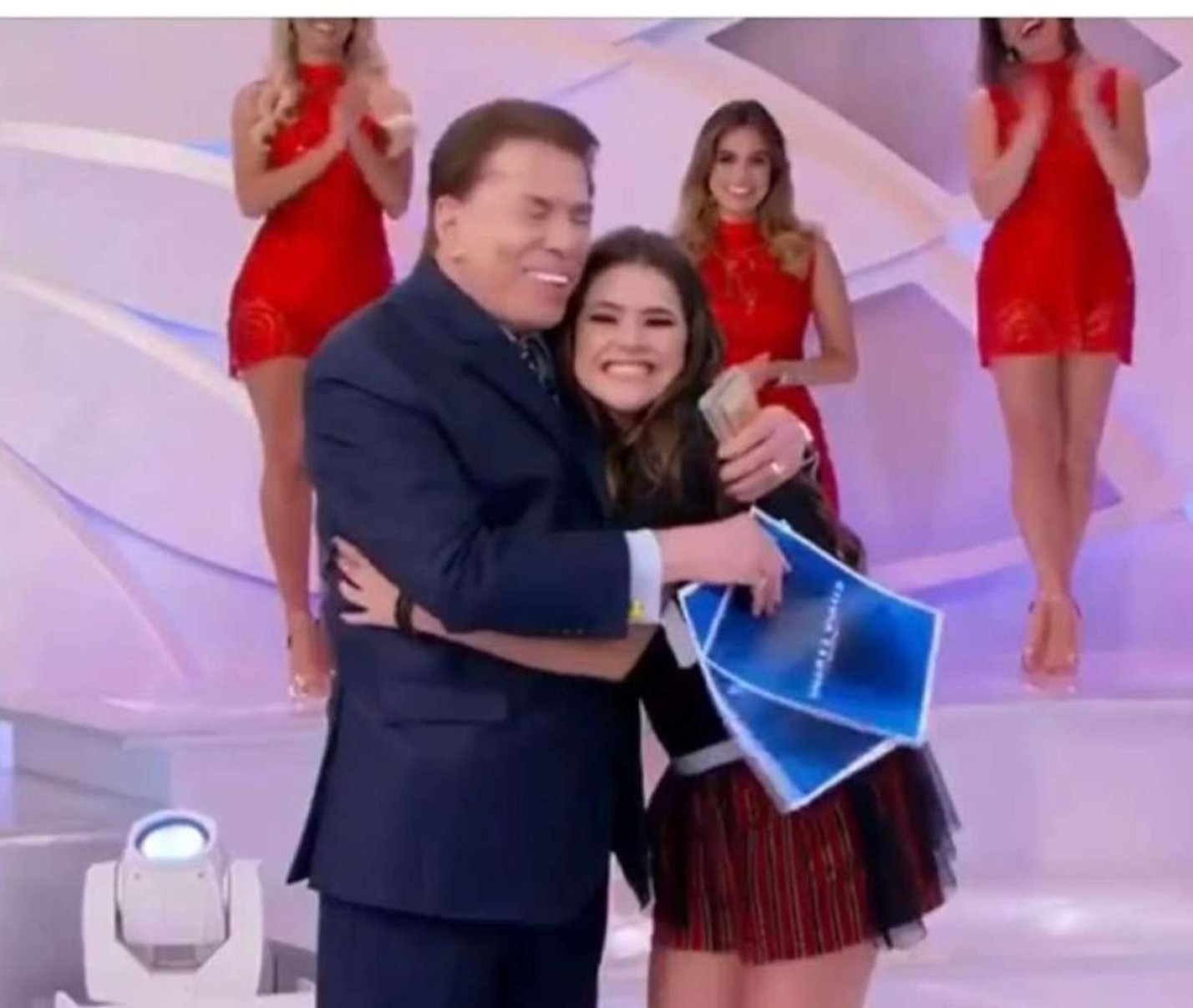 Maísa homenageia Silvio Santos