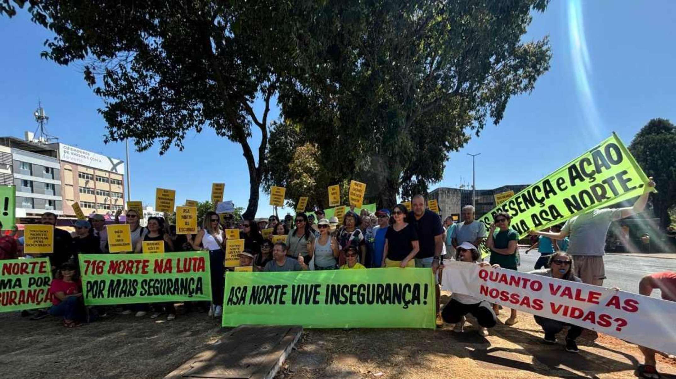 Mais de 100 pessoas foram às ruas para reclamar de assaltos, furtos, arrombamentos e invasões 