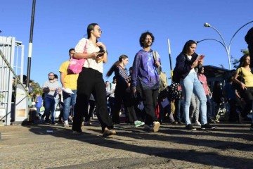 Estudantes chegam a um dos locais de prova do CNU em Brasília. Concurso Nacional Unificado, Uniceub, Asa Norte