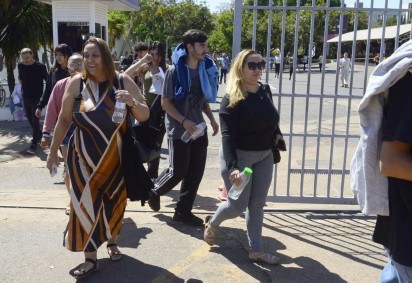 Candidatos saem de local de provas de concurso público, em Brasília -  (crédito:  Marcelo Ferreira/CB/D.A Press)