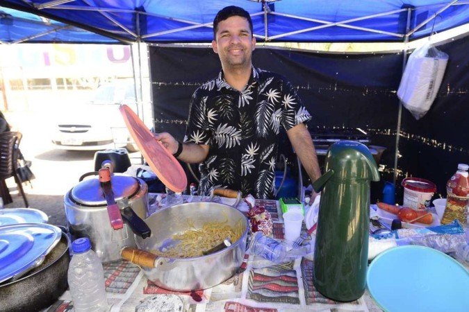 Abmael vendeu café da manhã e almoços. Ele disse que cerca de cem candidatos passaram por sua barraca 