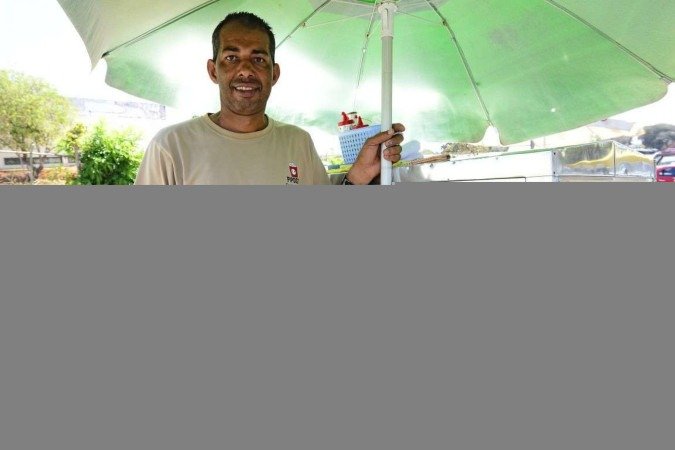  Deocleciano dos Santos aproveita os concursos para comercializar pipoca em frente aos pontos de prova 