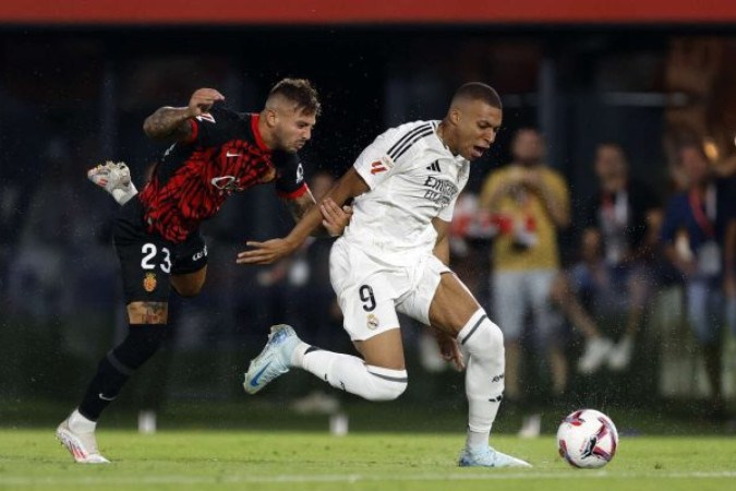 Pablo Maffeo, do Mallorca, tenta marcar Mbappé . No fim da partida o seu time arrancou o 1 a 1 com o Real Madrid -  (crédito: Foto: Oscar del Pozo/AFP via Getty Images)