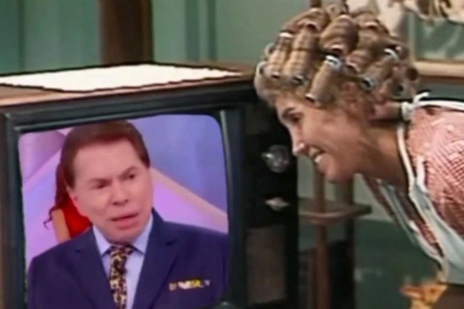 Florinda Meza como Dona Florinda olhando uma foto de Silvio Santos na TV -  (crédito: Reprodução/Instagram/@florindamezach1)