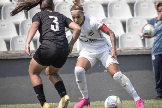 Thaisinha, do Santos (de branco) recebe a marcação da botafoguense Nalon -  (crédito: Foto: Divulgação/Santos)