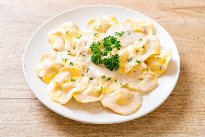 Ravioli ao molho de queijo (Imagem:  gowithstock | Shutterstock) -  (crédito: EdiCase)