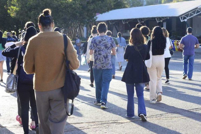 Estudantes chegam a um dos locais de prova do CNU em Brasília. Concurso Nacional Unificado, Uniceub, Asa Norte
