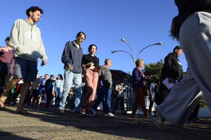 Estudantes chegam a um dos locais de prova do CNU em Brasília. Concurso Nacional Unificado, Uniceub, Asa Norte