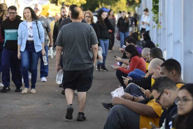 Estudantes chegam a um dos locais de prova do CNU em Brasília. Concurso Nacional Unificado, Uniceub, Asa Norte