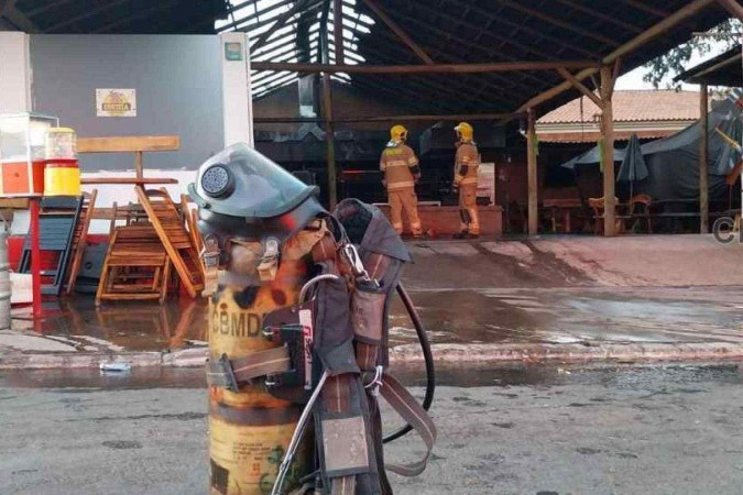 Restaurante Costelaria Brasília pega fogo em Vicente Pires -  (crédito: CBMDF)